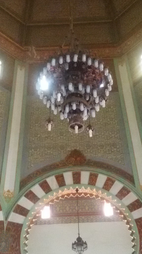 lampu hias di dalam masjid