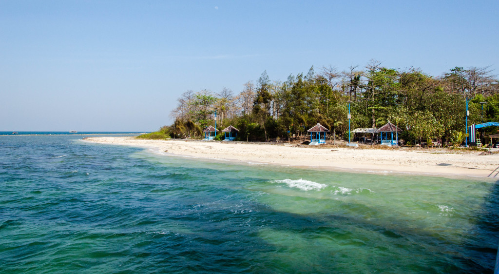 salah satu pemandangan di bibir pantai Pulau Panjang