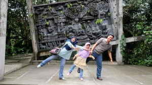 replika relief Candi Borobudur yg sengaja dipasang miring melambangkan orang Jawa yg saat ini sdh melupakan budayanya