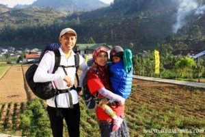 Mak Lina sat naik gunung bersama suami&Chila. foto di pinjam dr linasasmita.com