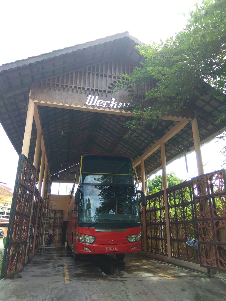 Bus wisata Werkudara