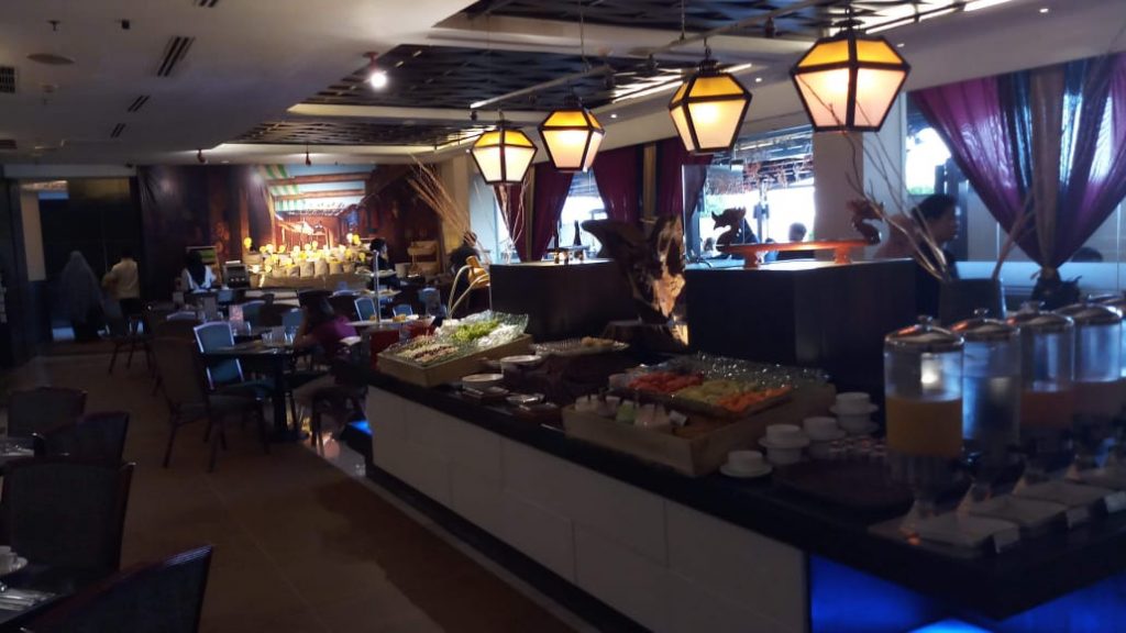 Resto di Aston Braga, menawarkan banyak menu dari mulai Asia sampai Western