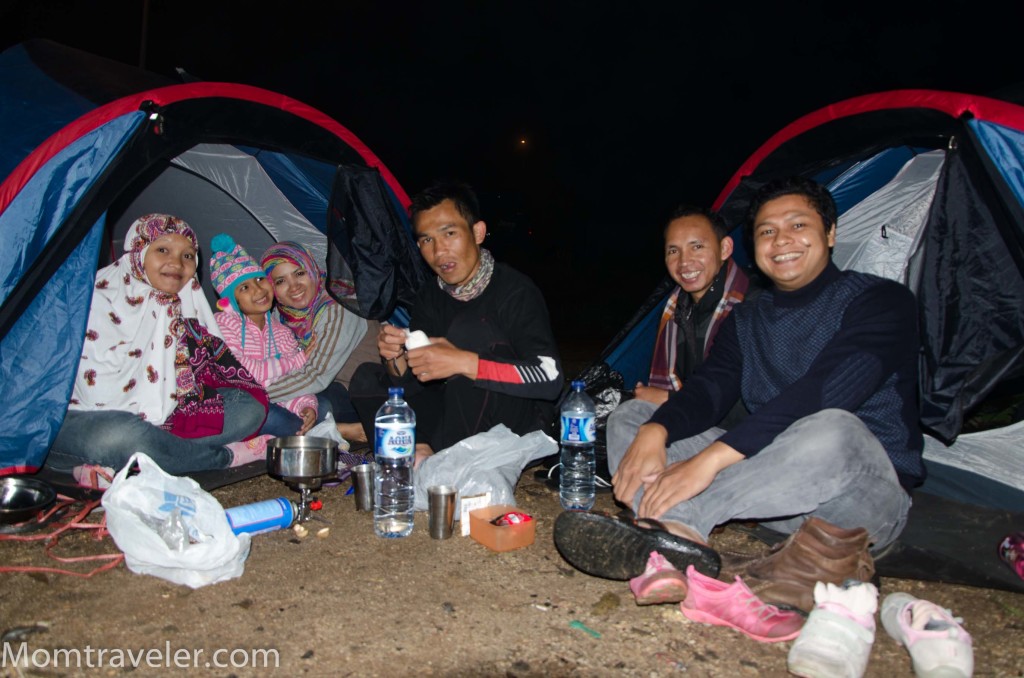 camping bareng pengantin baru nih ;)