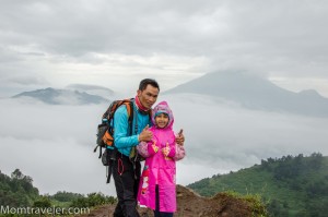 Nadia menjejak bukit Sikunir bersama om Ivan yg juga jadi pemandu kami