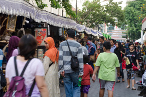 keramaian pasar seni di kota lama semarang