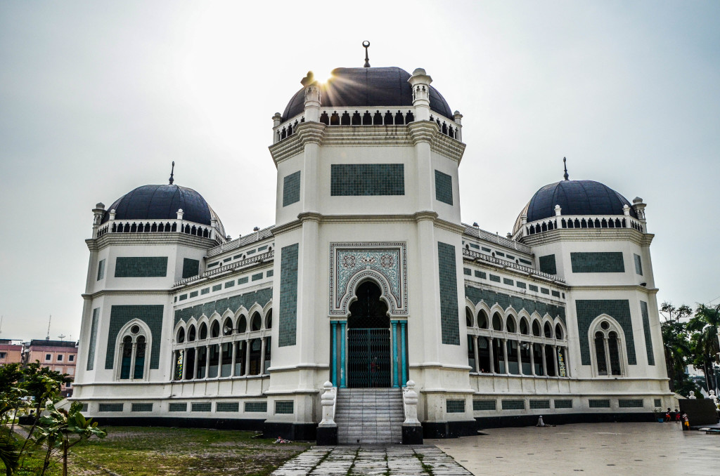 masjidnya memang nggak terlalu besar tapi nyaman dan cantik :) 