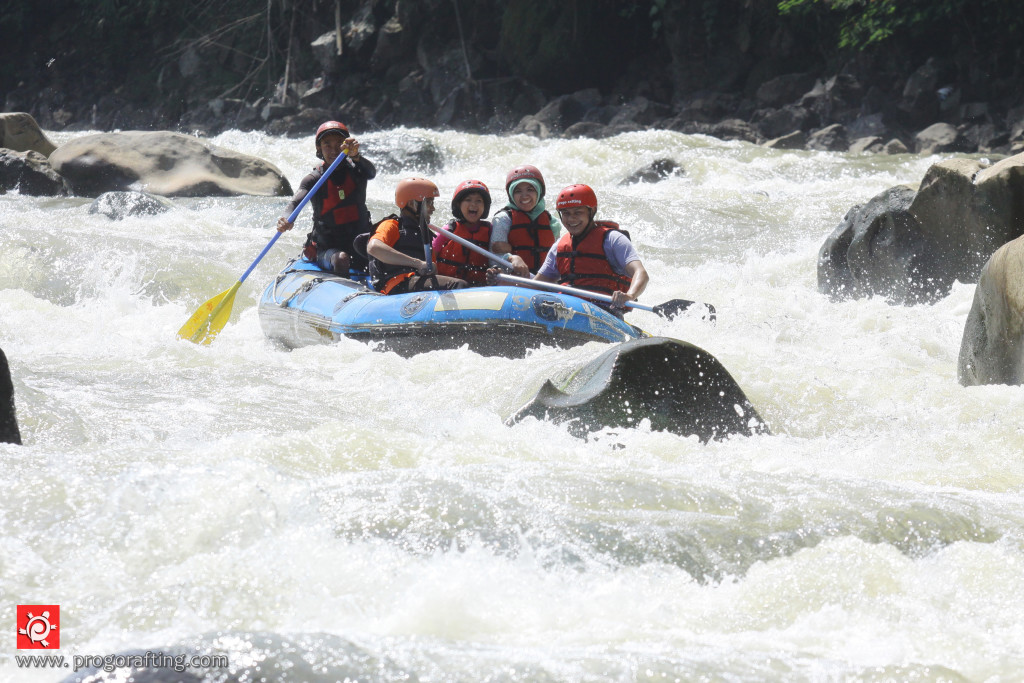 serunya berarung jeram di sungai Progo