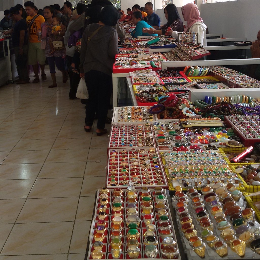 keramaian di salah satu pusat batu akik, Pacitan