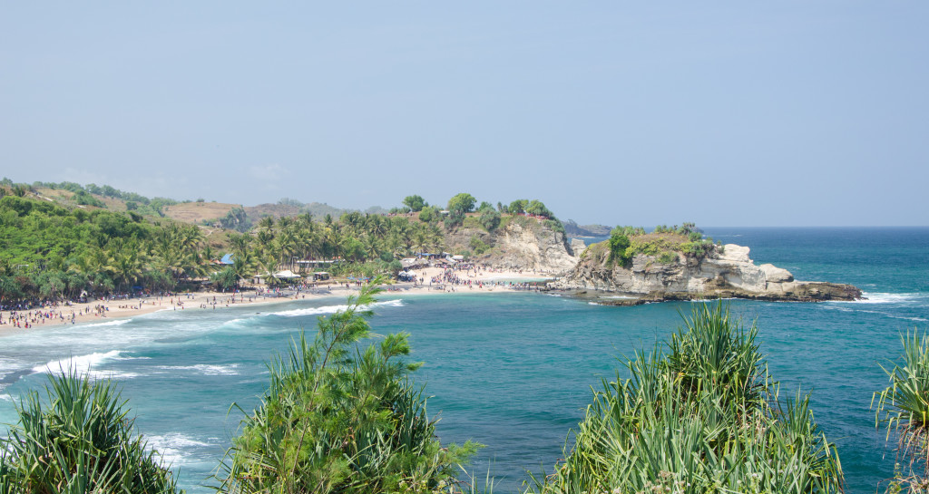 pemandangan pantai Klayar dari atas bukit. Rame ajahh