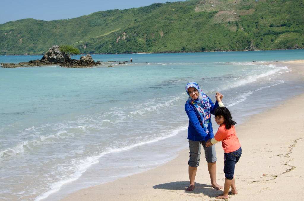 kami di Pantai Kuta, Lombok 