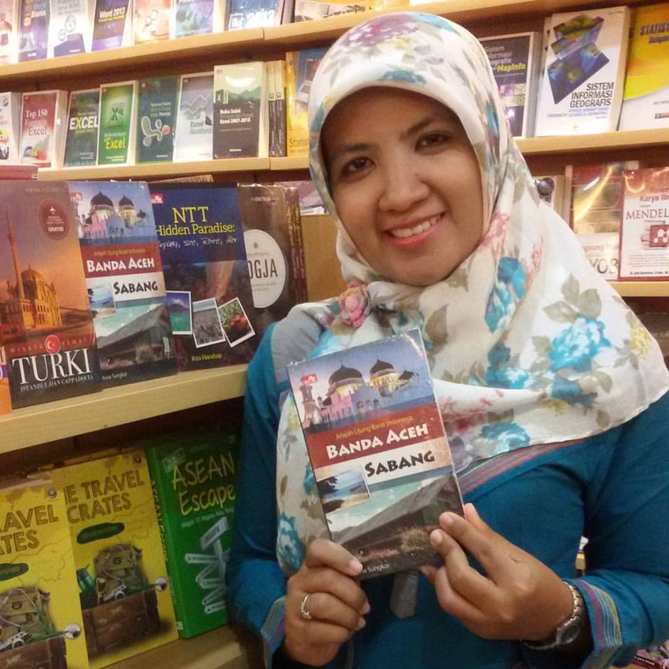 yaaayy.. akhirnya buku aku mejeng di Gramedia :)