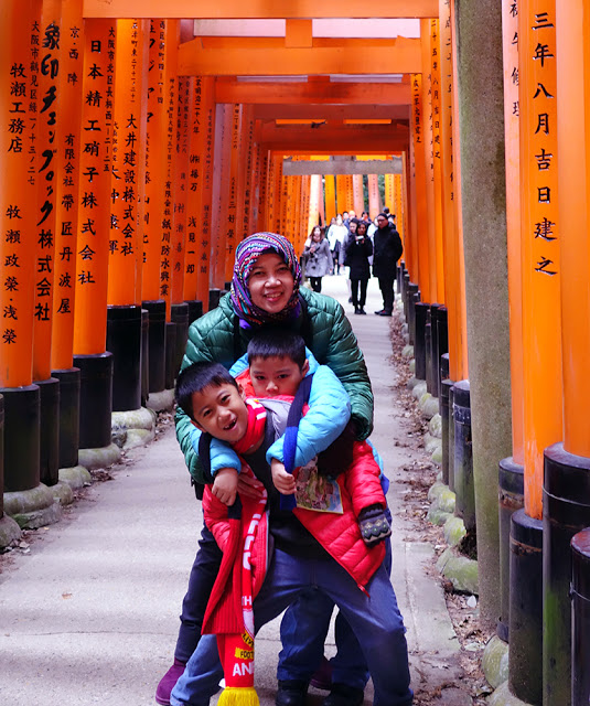 Mbak Tesya&kids saat traveling ke Jepang. foto dipinjam dr tesyablog.com