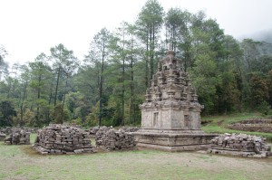 Candi 5 dan reruntuhan di sekitarnya