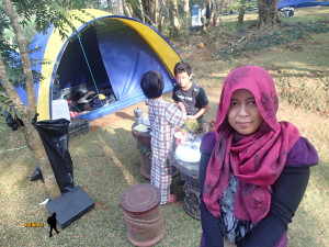 Mak Chi, keke dan Nai lg asyik camping. foto di pinjam dari jalanjalankenai.com