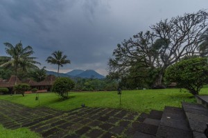 kecantikan Mesastila Resort and Spa diapit oleh 3 gunung