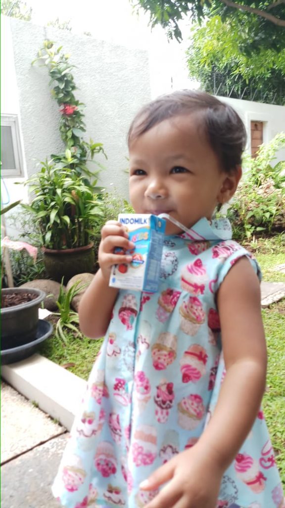 abis main di luar minum indomilk kids full cream dulu dong